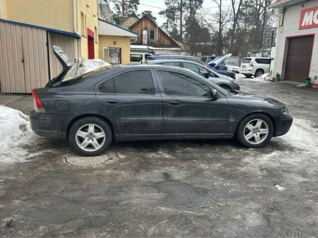 Черный Вольво С60, объемом двигателя 2.4 л и пробегом 326 тыс. км за 3200 $, фото 1 на Automoto.ua