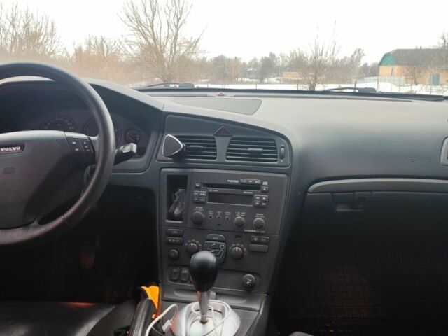 Черный Вольво С60, объемом двигателя 2.4 л и пробегом 520 тыс. км за 4000 $, фото 1 на Automoto.ua