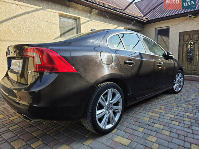 Черный Вольво С60, объемом двигателя 2.4 л и пробегом 241 тыс. км за 9000 $, фото 1 на Automoto.ua