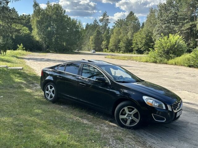 Черный Вольво С60, объемом двигателя 2.5 л и пробегом 130 тыс. км за 10000 $, фото 1 на Automoto.ua