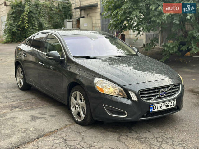 Черный Вольво С60, объемом двигателя 2.5 л и пробегом 337 тыс. км за 8300 $, фото 1 на Automoto.ua