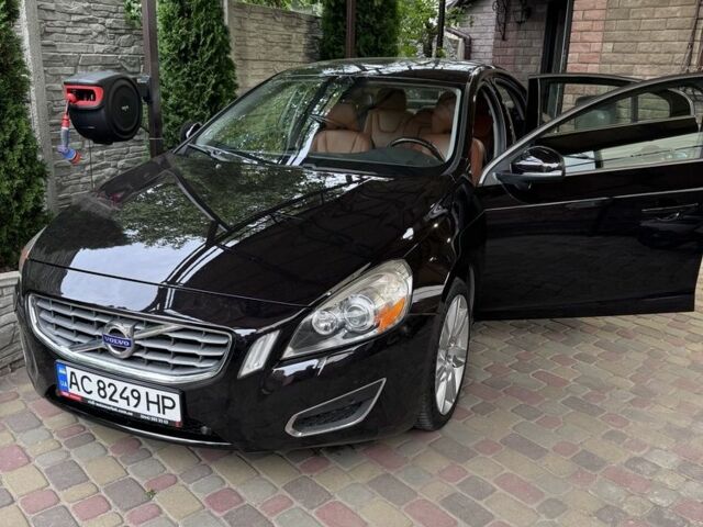 Черный Вольво С60, объемом двигателя 2.5 л и пробегом 110 тыс. км за 9900 $, фото 1 на Automoto.ua