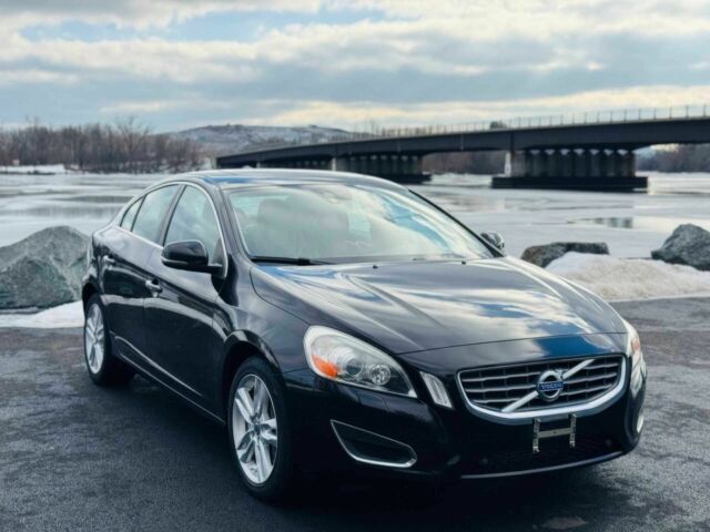 Черный Вольво С60, объемом двигателя 2.5 л и пробегом 72 тыс. км за 2500 $, фото 1 на Automoto.ua