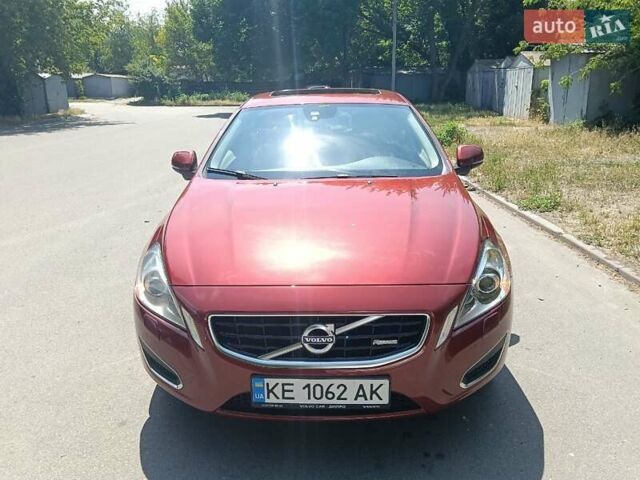 Красный Вольво С60, объемом двигателя 2.5 л и пробегом 204 тыс. км за 10000 $, фото 1 на Automoto.ua