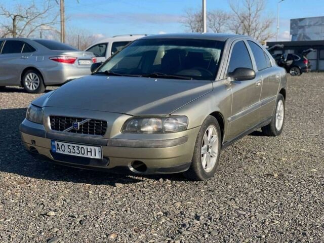 Желтый Вольво С60, объемом двигателя 2.4 л и пробегом 240 тыс. км за 3500 $, фото 1 на Automoto.ua