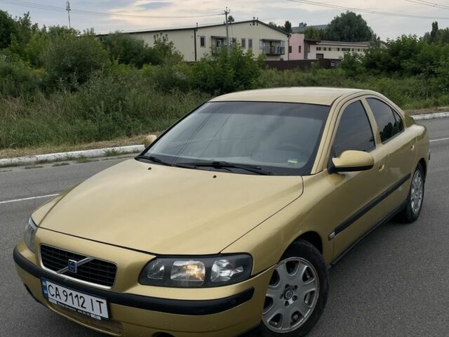 Желтый Вольво С60, объемом двигателя 2.4 л и пробегом 360 тыс. км за 2250 $, фото 1 на Automoto.ua