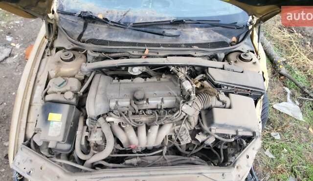 Жовтий Вольво С60, об'ємом двигуна 2.44 л та пробігом 250 тис. км за 1500 $, фото 1 на Automoto.ua