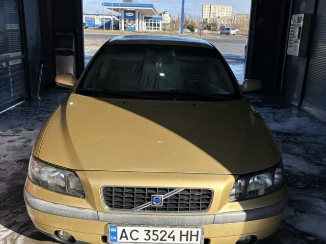 Жовтий Вольво С60, об'ємом двигуна 2.4 л та пробігом 350 тис. км за 4062 $, фото 1 на Automoto.ua