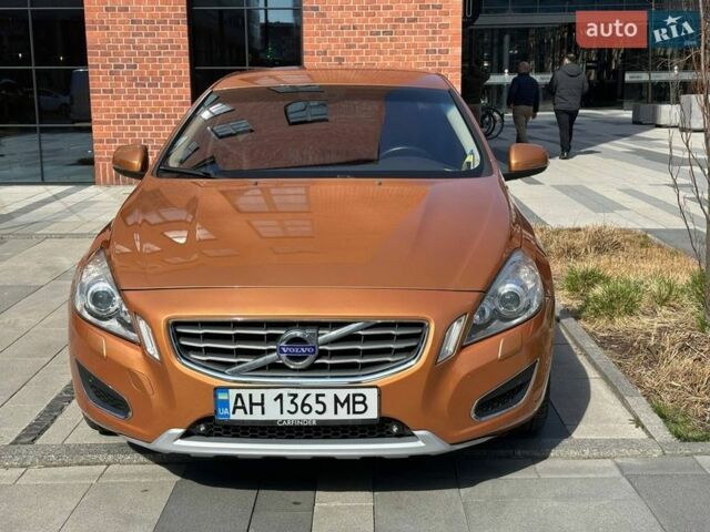 Желтый Вольво С60, объемом двигателя 2.95 л и пробегом 111 тыс. км за 11000 $, фото 1 на Automoto.ua