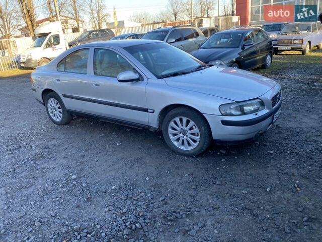 Серый Вольво С60, объемом двигателя 2.32 л и пробегом 231 тыс. км за 3900 $, фото 1 на Automoto.ua