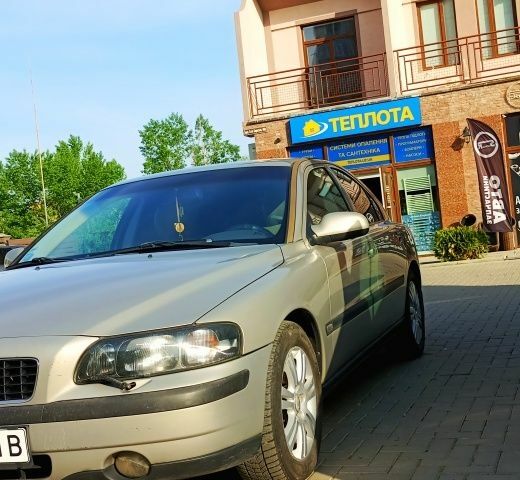 Сірий Вольво С60, об'ємом двигуна 2 л та пробігом 400 тис. км за 2300 $, фото 1 на Automoto.ua