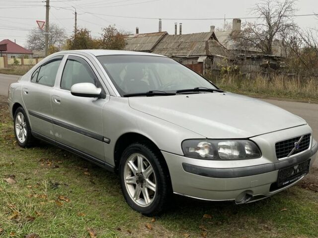 Серый Вольво С60, объемом двигателя 2.4 л и пробегом 340 тыс. км за 2400 $, фото 1 на Automoto.ua