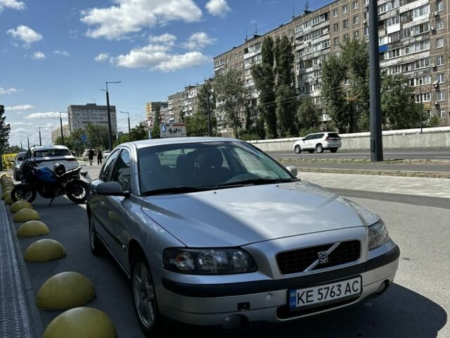 Серый Вольво С60, объемом двигателя 2.4 л и пробегом 292 тыс. км за 4800 $, фото 1 на Automoto.ua
