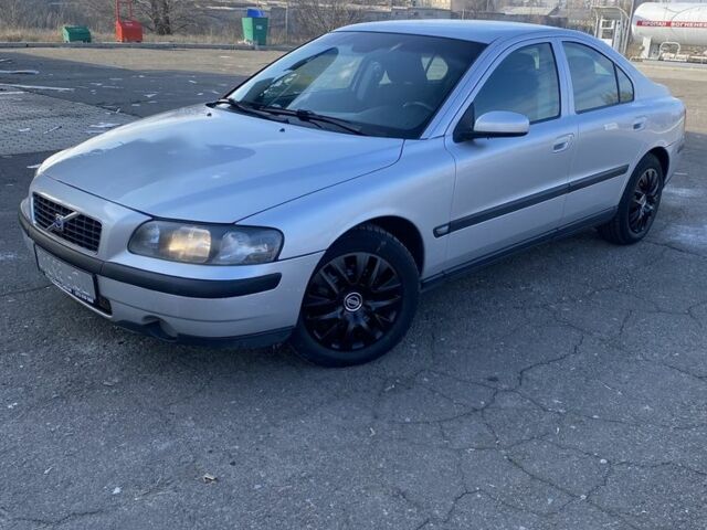 Серый Вольво С60, объемом двигателя 2.4 л и пробегом 340 тыс. км за 2700 $, фото 1 на Automoto.ua