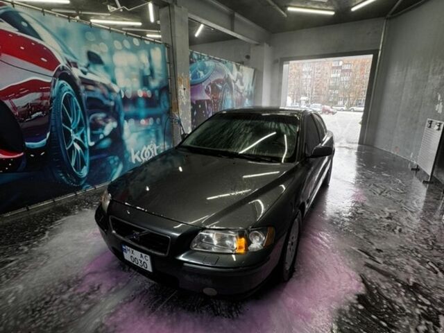Серый Вольво С60, объемом двигателя 2.44 л и пробегом 212 тыс. км за 5900 $, фото 1 на Automoto.ua