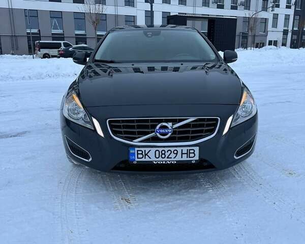 Серый Вольво С60, объемом двигателя 2.4 л и пробегом 268 тыс. км за 8300 $, фото 1 на Automoto.ua