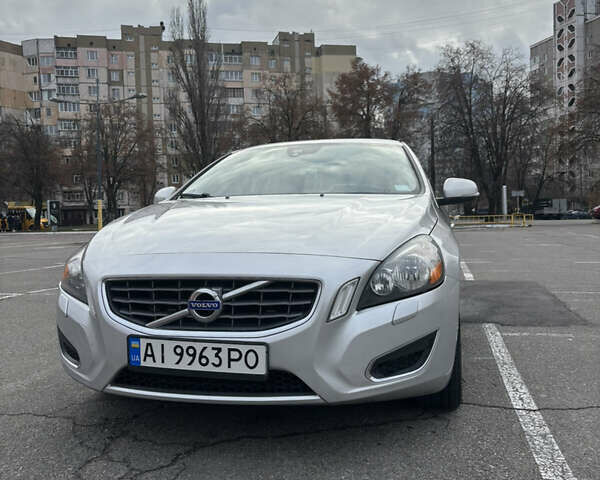 Серый Вольво С60, объемом двигателя 2.52 л и пробегом 230 тыс. км за 9800 $, фото 1 на Automoto.ua