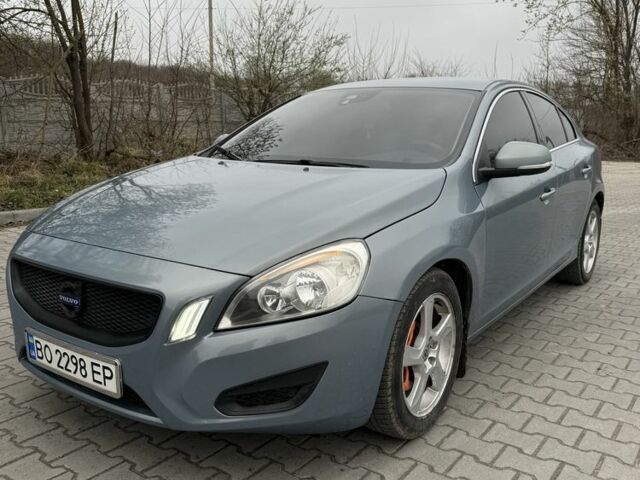 Серый Вольво С60, объемом двигателя 2.4 л и пробегом 289 тыс. км за 10500 $, фото 1 на Automoto.ua