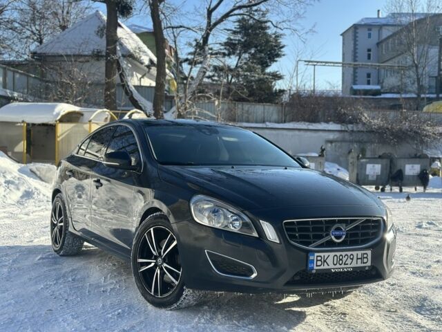 Серый Вольво С60, объемом двигателя 2.4 л и пробегом 268 тыс. км за 9999 $, фото 1 на Automoto.ua