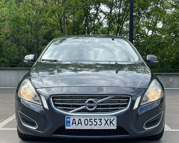 Серый Вольво С60, объемом двигателя 2.52 л и пробегом 250 тыс. км за 9250 $, фото 1 на Automoto.ua