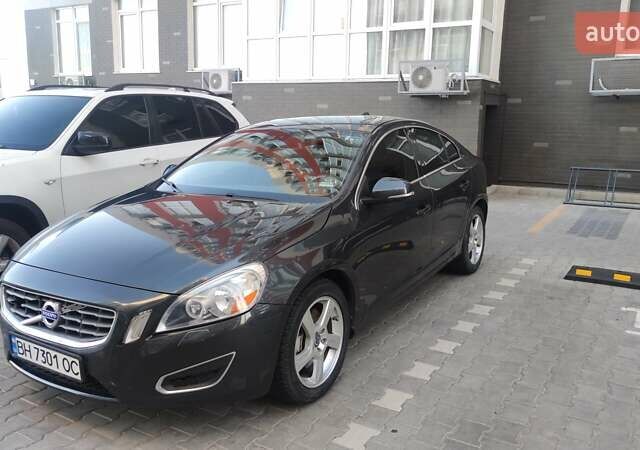 Серый Вольво С60, объемом двигателя 2.5 л и пробегом 168 тыс. км за 9600 $, фото 1 на Automoto.ua