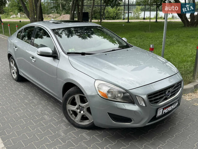 Серый Вольво С60, объемом двигателя 2.5 л и пробегом 170 тыс. км за 9500 $, фото 1 на Automoto.ua