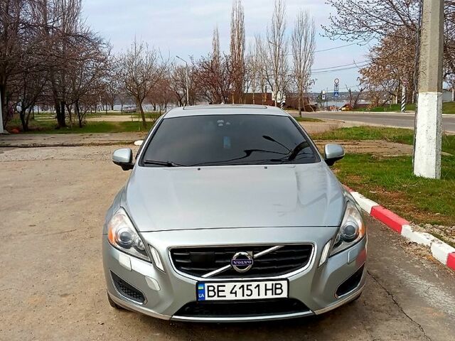 Серый Вольво С60, объемом двигателя 2.5 л и пробегом 170 тыс. км за 12000 $, фото 1 на Automoto.ua