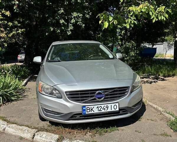 Серый Вольво С60, объемом двигателя 2.5 л и пробегом 167 тыс. км за 11000 $, фото 1 на Automoto.ua
