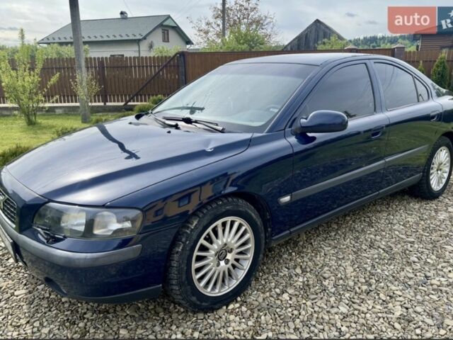 Синий Вольво С60, объемом двигателя 2.4 л и пробегом 390 тыс. км за 4500 $, фото 1 на Automoto.ua