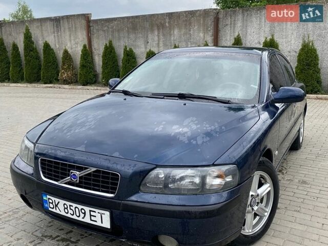 Синий Вольво С60, объемом двигателя 2.4 л и пробегом 390 тыс. км за 4500 $, фото 1 на Automoto.ua