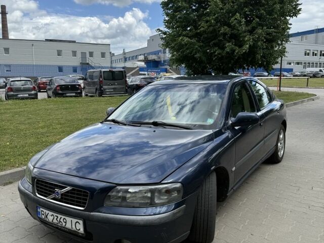 Синій Вольво С60, об'ємом двигуна 2.4 л та пробігом 250 тис. км за 1600 $, фото 1 на Automoto.ua