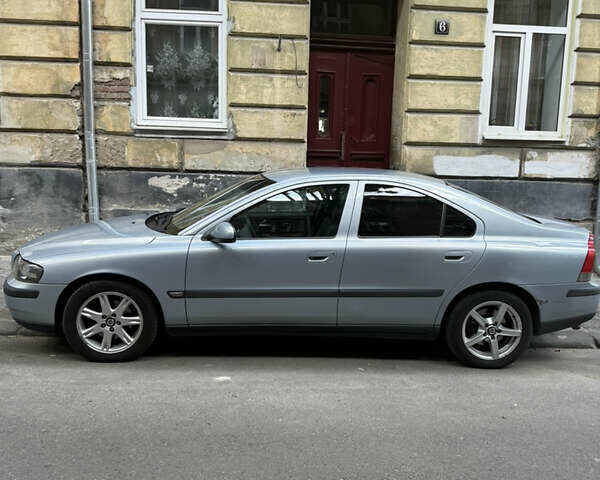 Синий Вольво С60, объемом двигателя 2.4 л и пробегом 300 тыс. км за 3500 $, фото 1 на Automoto.ua
