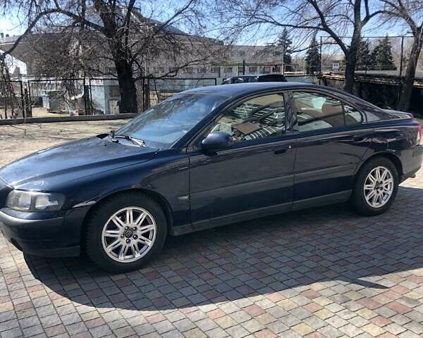 Синий Вольво С60, объемом двигателя 2.4 л и пробегом 250 тыс. км за 5000 $, фото 1 на Automoto.ua