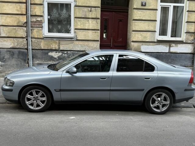 Синий Вольво С60, объемом двигателя 2.4 л и пробегом 300 тыс. км за 4000 $, фото 1 на Automoto.ua