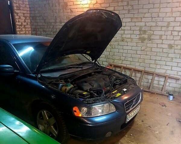 Синий Вольво С60, объемом двигателя 2.4 л и пробегом 330 тыс. км за 6000 $, фото 1 на Automoto.ua