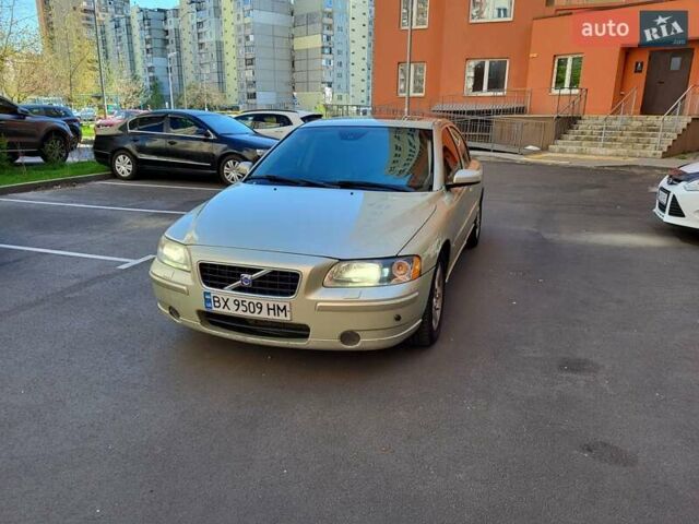 Зеленый Вольво С60, объемом двигателя 2.4 л и пробегом 410 тыс. км за 3500 $, фото 1 на Automoto.ua