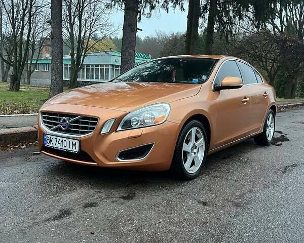 Оранжевый Вольво С60, объемом двигателя 2.5 л и пробегом 234 тыс. км за 11100 $, фото 1 на Automoto.ua