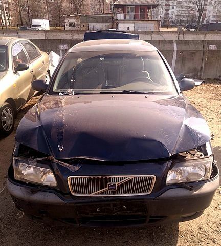 Синий Вольво С80, объемом двигателя 2.4 л и пробегом 369 тыс. км за 2200 $, фото 1 на Automoto.ua