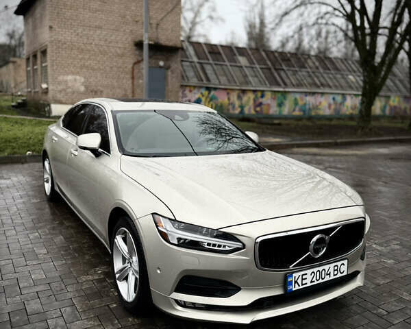 Серый Вольво С90, объемом двигателя 1.97 л и пробегом 91 тыс. км за 23000 $, фото 1 на Automoto.ua