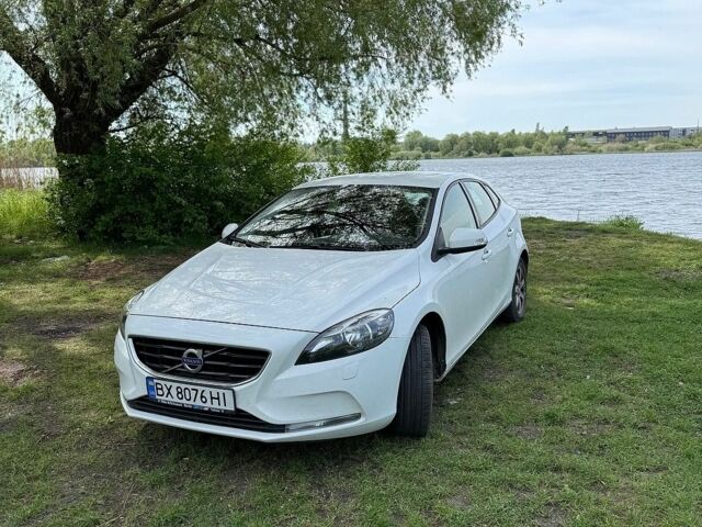 Белый Вольво В40, объемом двигателя 1.98 л и пробегом 272 тыс. км за 9200 $, фото 1 на Automoto.ua