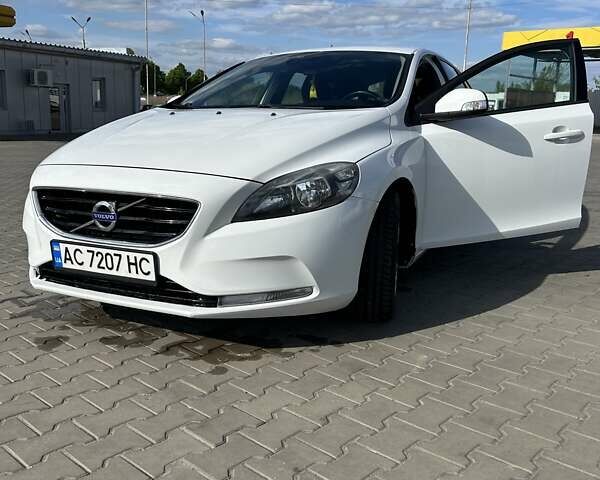 Белый Вольво В40, объемом двигателя 1.56 л и пробегом 327 тыс. км за 8900 $, фото 1 на Automoto.ua