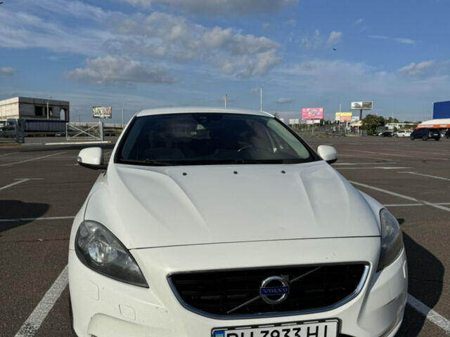 Білий Вольво V40, об'ємом двигуна 1.6 л та пробігом 266 тис. км за 11500 $, фото 1 на Automoto.ua