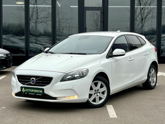 Белый Вольво В40, объемом двигателя 1.6 л и пробегом 310 тыс. км за 9800 $, фото 1 на Automoto.ua