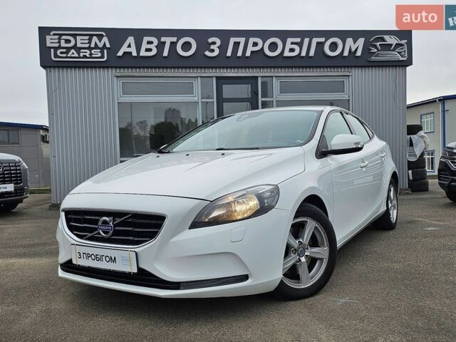 Белый Вольво В40, объемом двигателя 1.56 л и пробегом 202 тыс. км за 8854 $, фото 1 на Automoto.ua