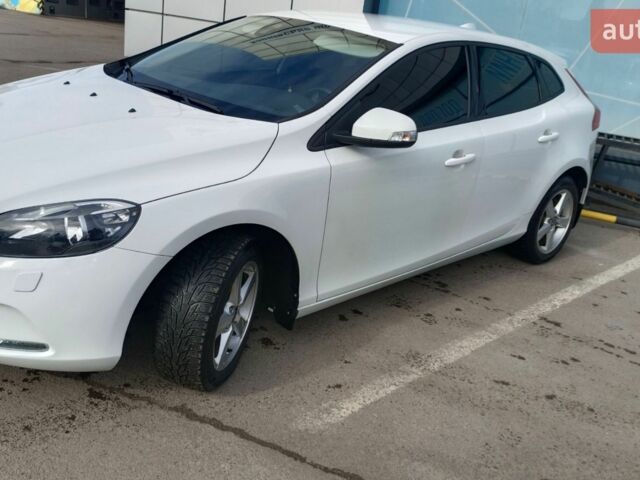 Білий Вольво V40, об'ємом двигуна 1.6 л та пробігом 124 тис. км за 11000 $, фото 1 на Automoto.ua