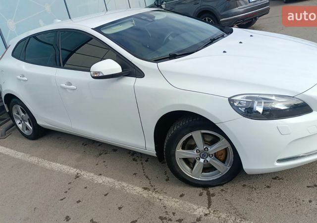 Білий Вольво V40, об'ємом двигуна 1.6 л та пробігом 121 тис. км за 11900 $, фото 1 на Automoto.ua