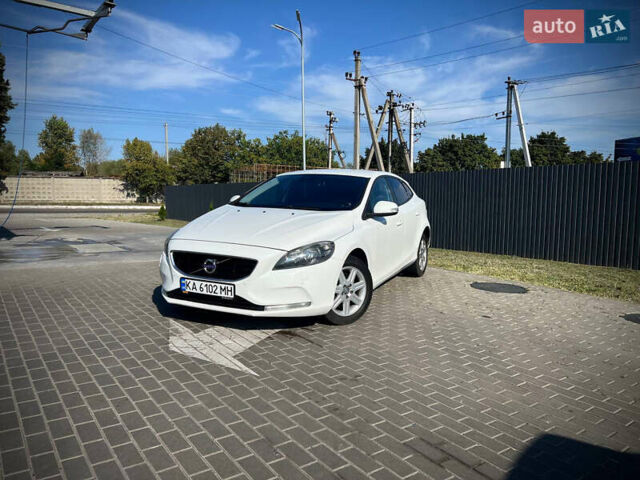 Белый Вольво В40, объемом двигателя 1.56 л и пробегом 309 тыс. км за 9500 $, фото 1 на Automoto.ua