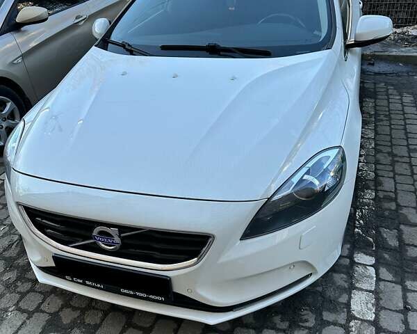 Білий Вольво V40, об'ємом двигуна 1.6 л та пробігом 172 тис. км за 10400 $, фото 1 на Automoto.ua
