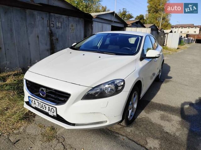 Білий Вольво V40, об'ємом двигуна 1.56 л та пробігом 117 тис. км за 9000 $, фото 1 на Automoto.ua