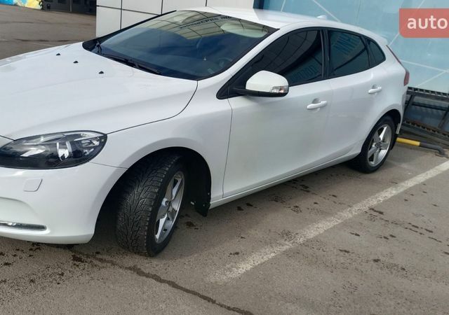 Белый Вольво В40, объемом двигателя 1.6 л и пробегом 121 тыс. км за 12500 $, фото 1 на Automoto.ua